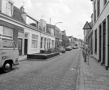 858405 Gezicht in de Kapelstraat te Utrecht, met de huizen Kapelstraat 81 (links) -lager.